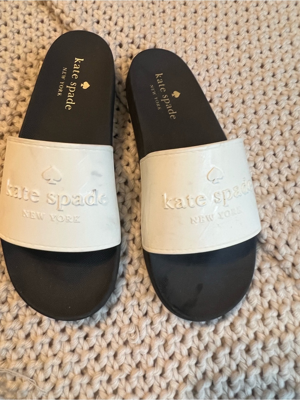 kate spade White and Black Embossed Logo Slide